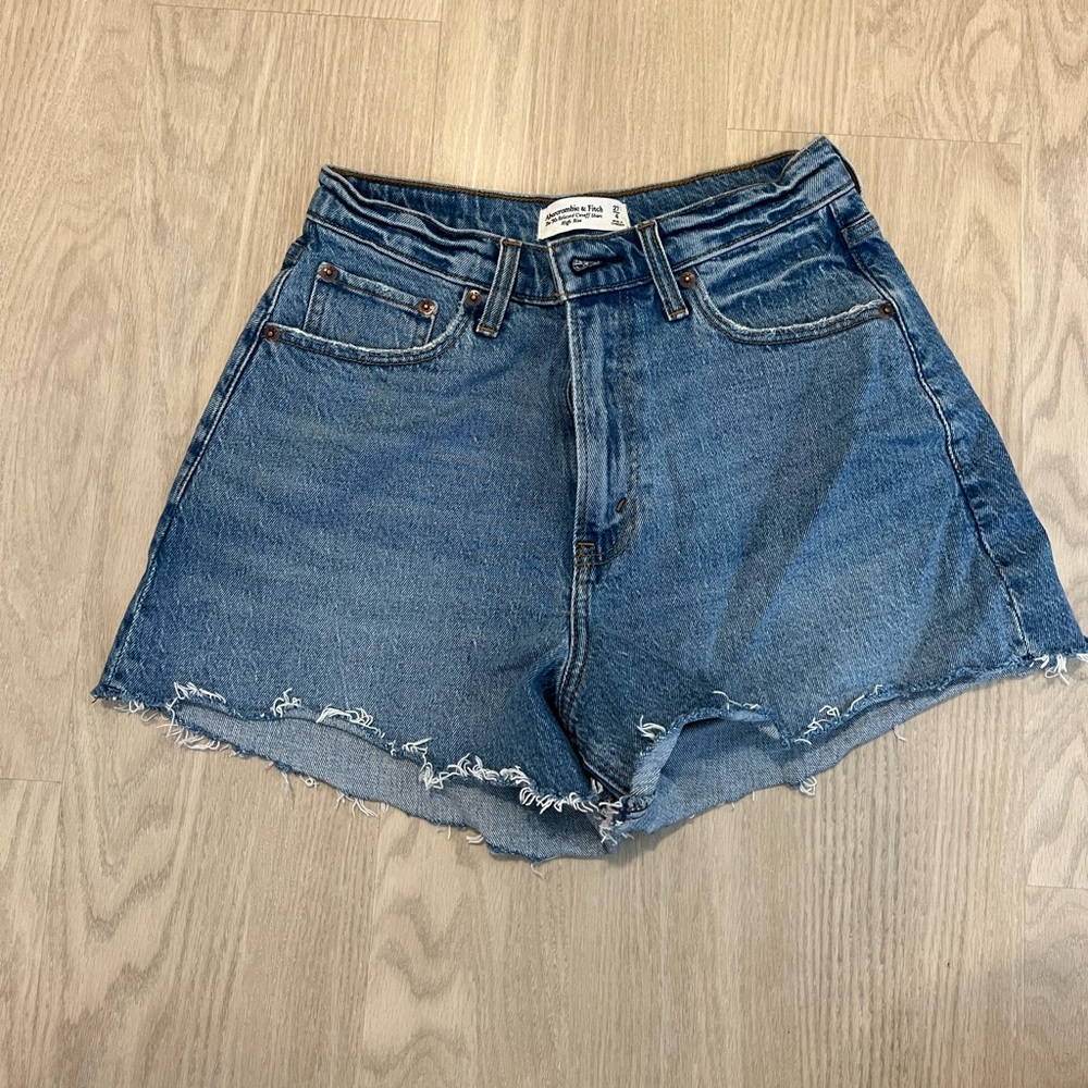 Abercrombie and fitch 90s relaxed cutoff high rise curve love short